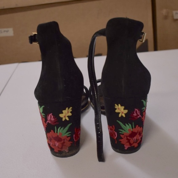 Kenneth Cole Lisa Black Suede Heels Sandals size 9.5 Embroidered Floral Chunky - Picture 6 of 8